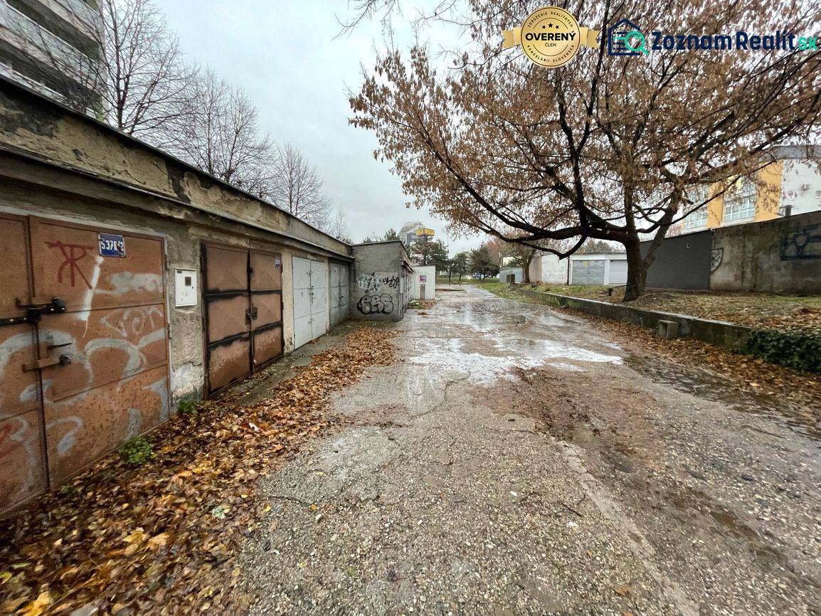 Garagen in der Priekopy-Straße in Bratislava-Ružinov mit Graffiti und herbstlicher Atmosphäre.