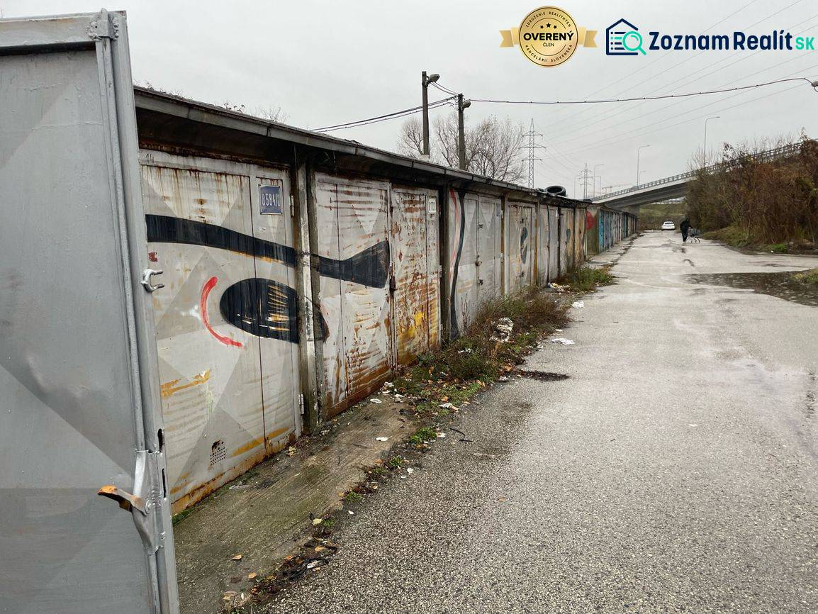 Garagen auf der Prístavná-Straße in Bratislava - Ružinov mit rechteckigen Metalltoren.