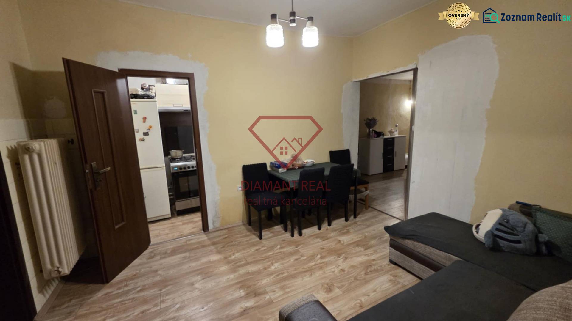 Wohnzimmer in einem Einfamilienhaus mit Holzboden, Tisch und Sofa.