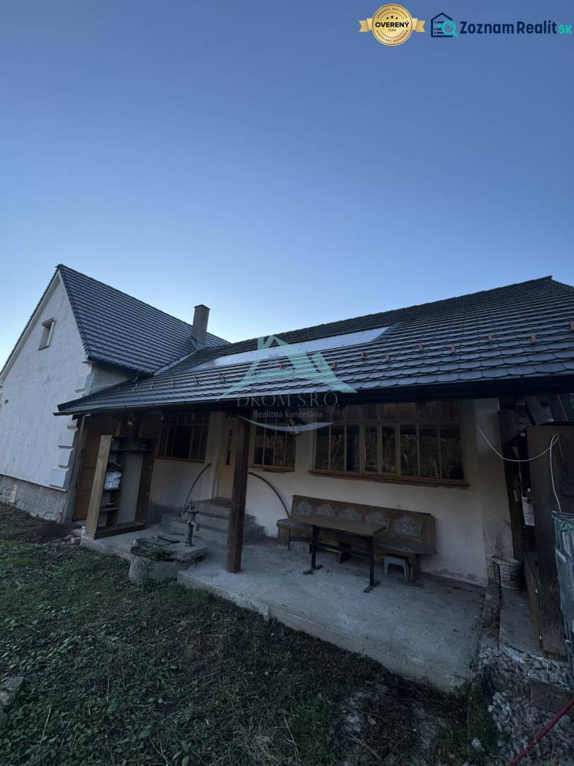 Einfamilienhaus in Demandice mit Sitzgelegenheit im Hof und leichtem Hang.