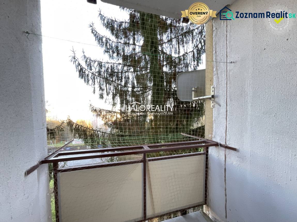 Ein Balkon mit Blick auf einen Nadelbaum in einer 3-Zimmer-Wohnung in Banská Bystrica.