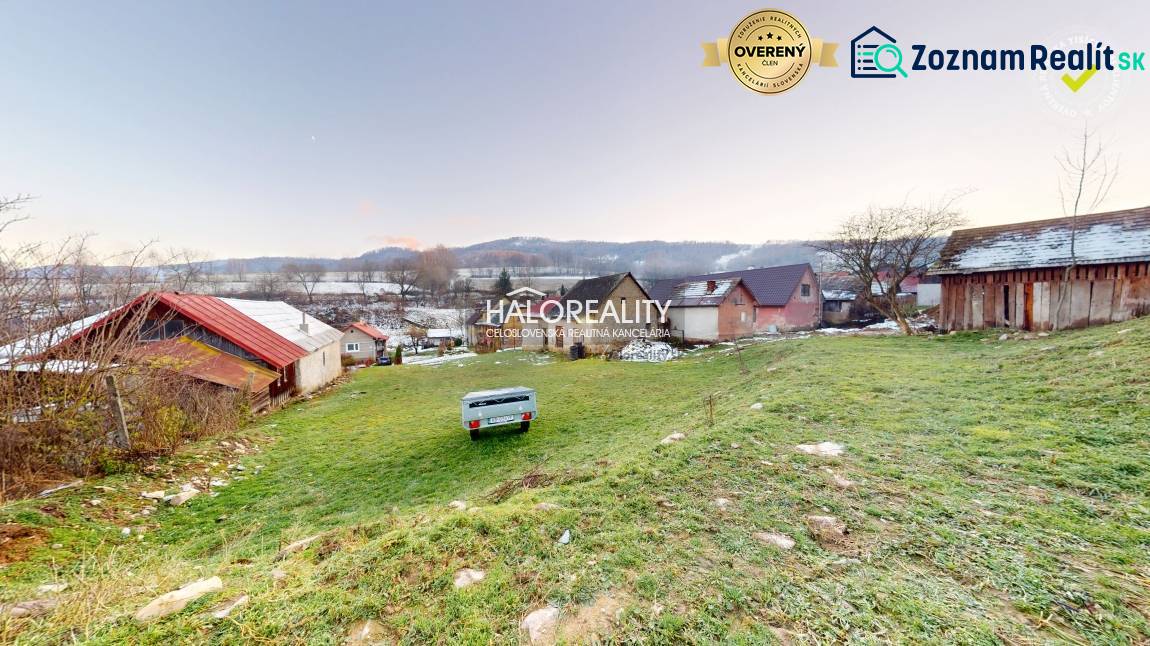 Der Hinterhof eines Einfamilienhauses in Klenovec mit Blick auf Wiesen und Hügel.