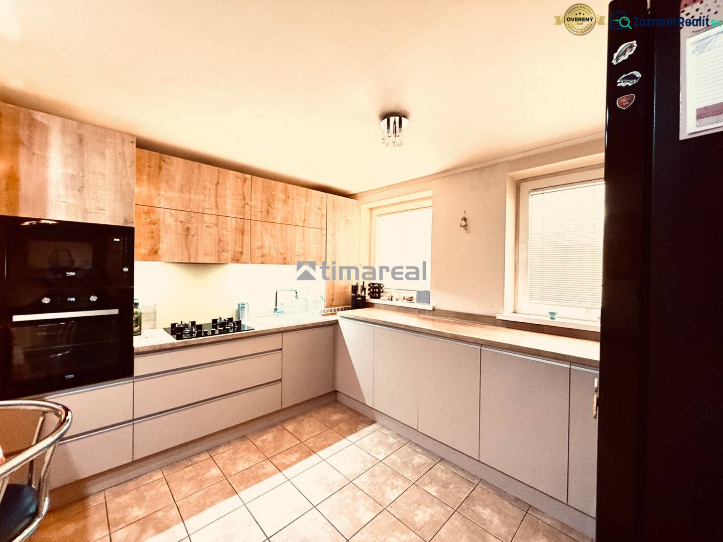 Küche in einer 3-Zimmer-Wohnung mit Fliesen und Schränken in Holzoptik.