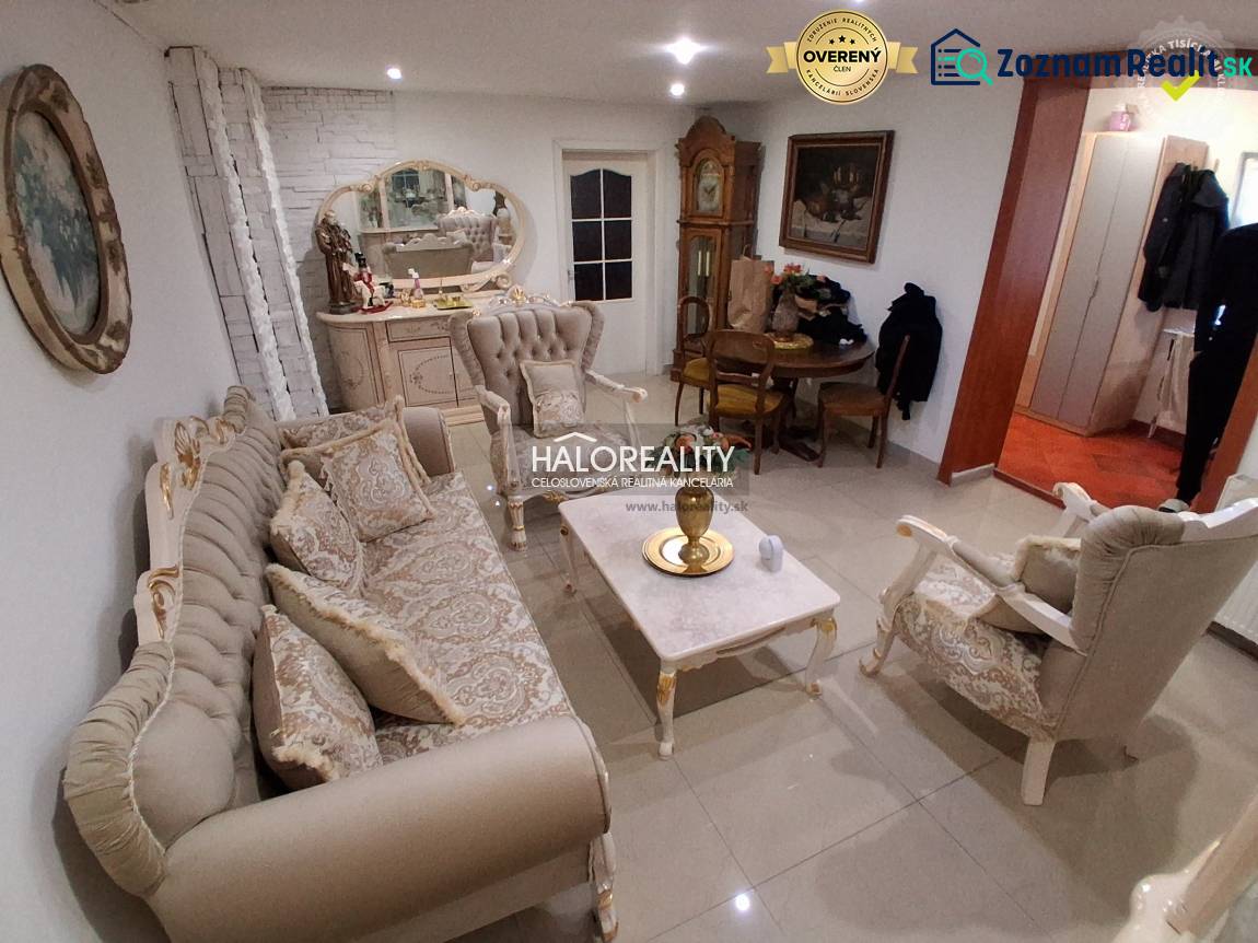 Wohnzimmer mit elegantem Möbel, Spiegel und Uhr im Einfamilienhaus.