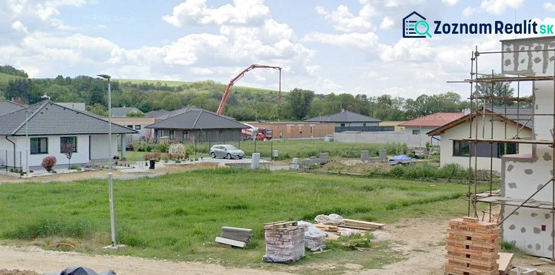 Grundstücke - Wohnen in Modrovka; man sieht im Bau befindliche Häuser und Baumaterial.