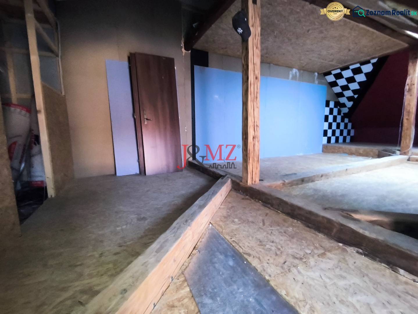 Dachboden in einem Einfamilienhaus mit Holzelementen, Schachbrettwand.