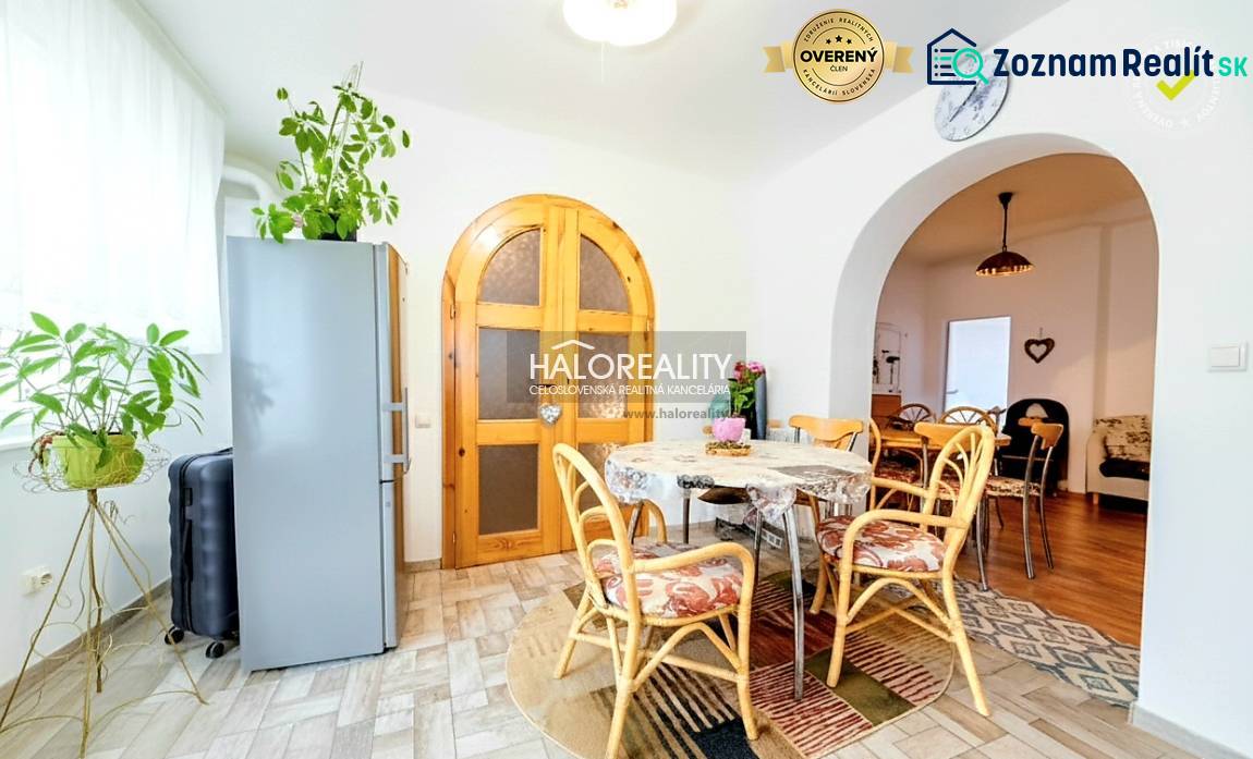 Essbereich im Einfamilienhaus mit Rundbogentüren und natürlicher Dekoration.