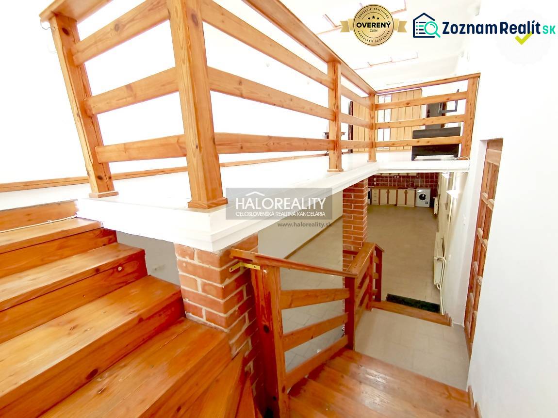 Holztreppen und Geländer in einem Einfamilienhaus mit einem Ziegelstein-Detail an der Wand.