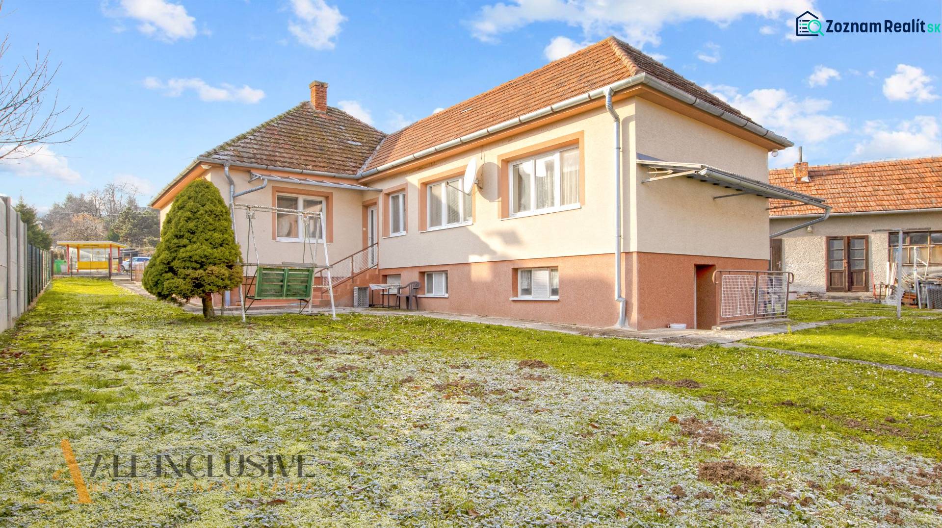 Ein Einfamilienhaus in Prašice in der Nemečkovská Straße mit einem großen Garten und einem Pavillon.
