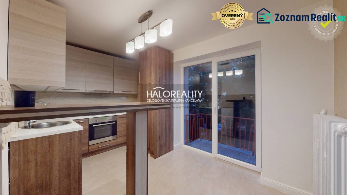 Küche in einer 2-Zimmer-Wohnung mit Holzboden und Zugang zum Balkon.