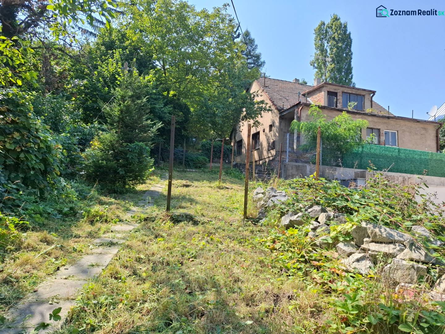 Ein Einfamilienhaus in der Búdková-Straße, umgeben von Grün in Bratislava - Altstadt.