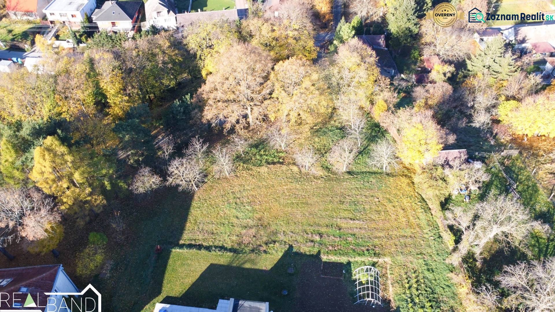 Gewerbegrundstücke in Suchá nad Parnou mit Blick auf Grünflächen und Laubbäume.