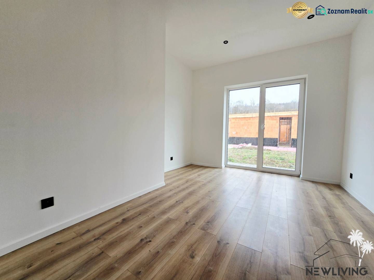 Einfamilienhaus mit Holzboden und großen Fenstern zum Garten.