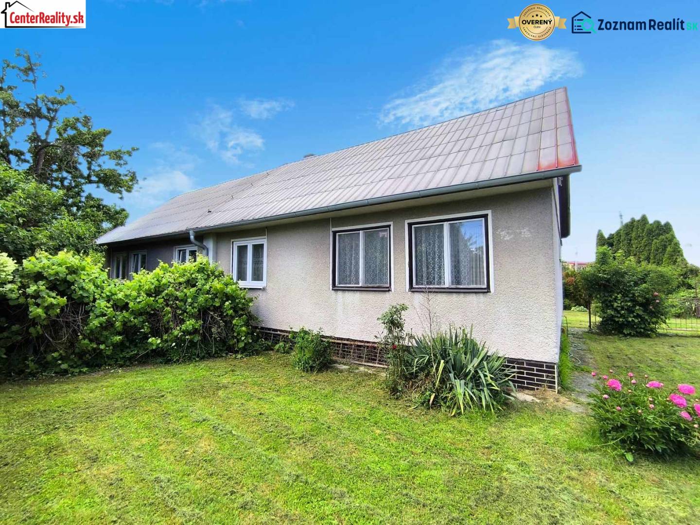 Ein Einfamilienhaus in Nováky mit Garten, Rasen und Ziersträuchern.