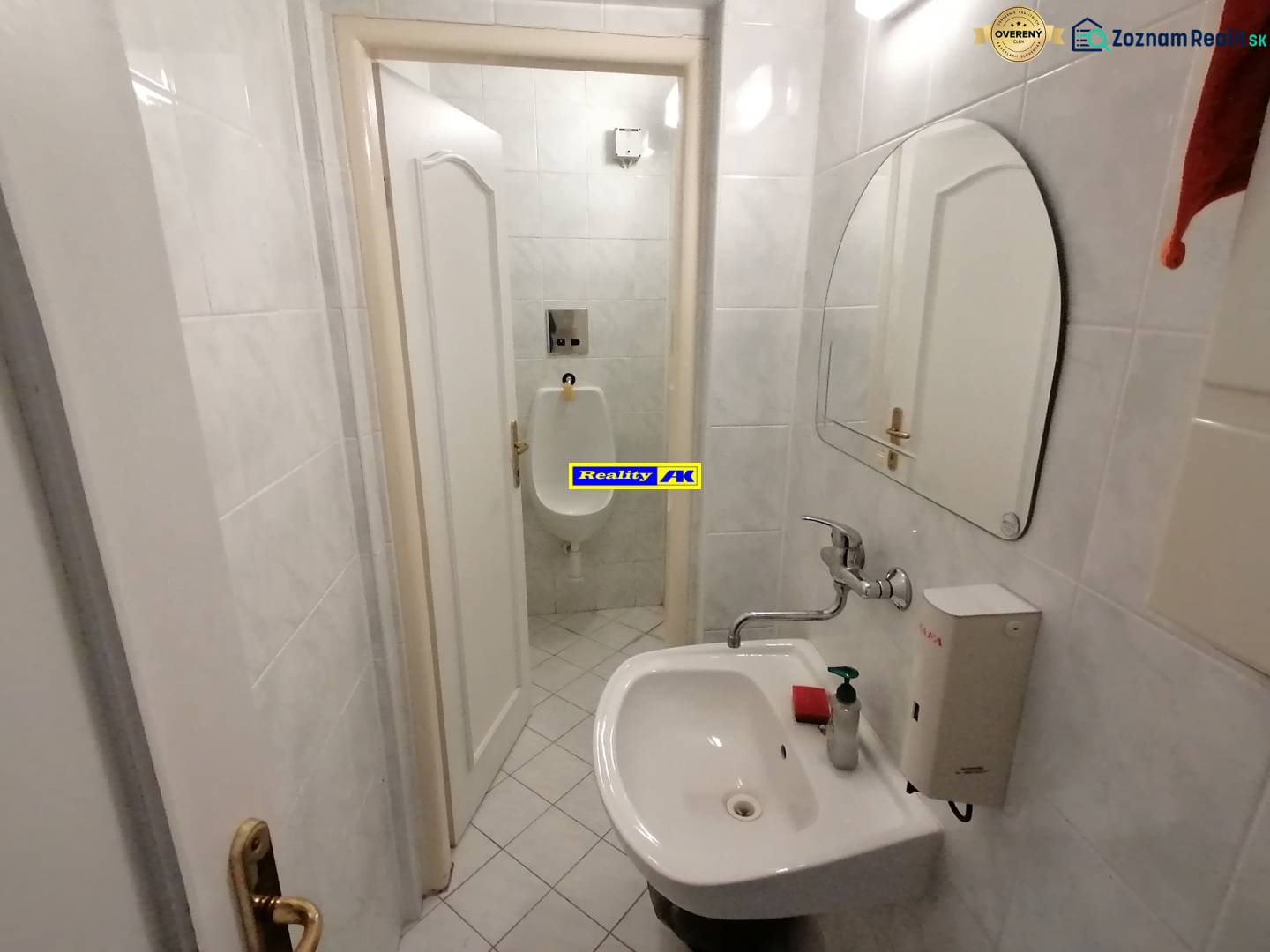 Kleines Badezimmer mit Waschbecken und Urinal in Büros.