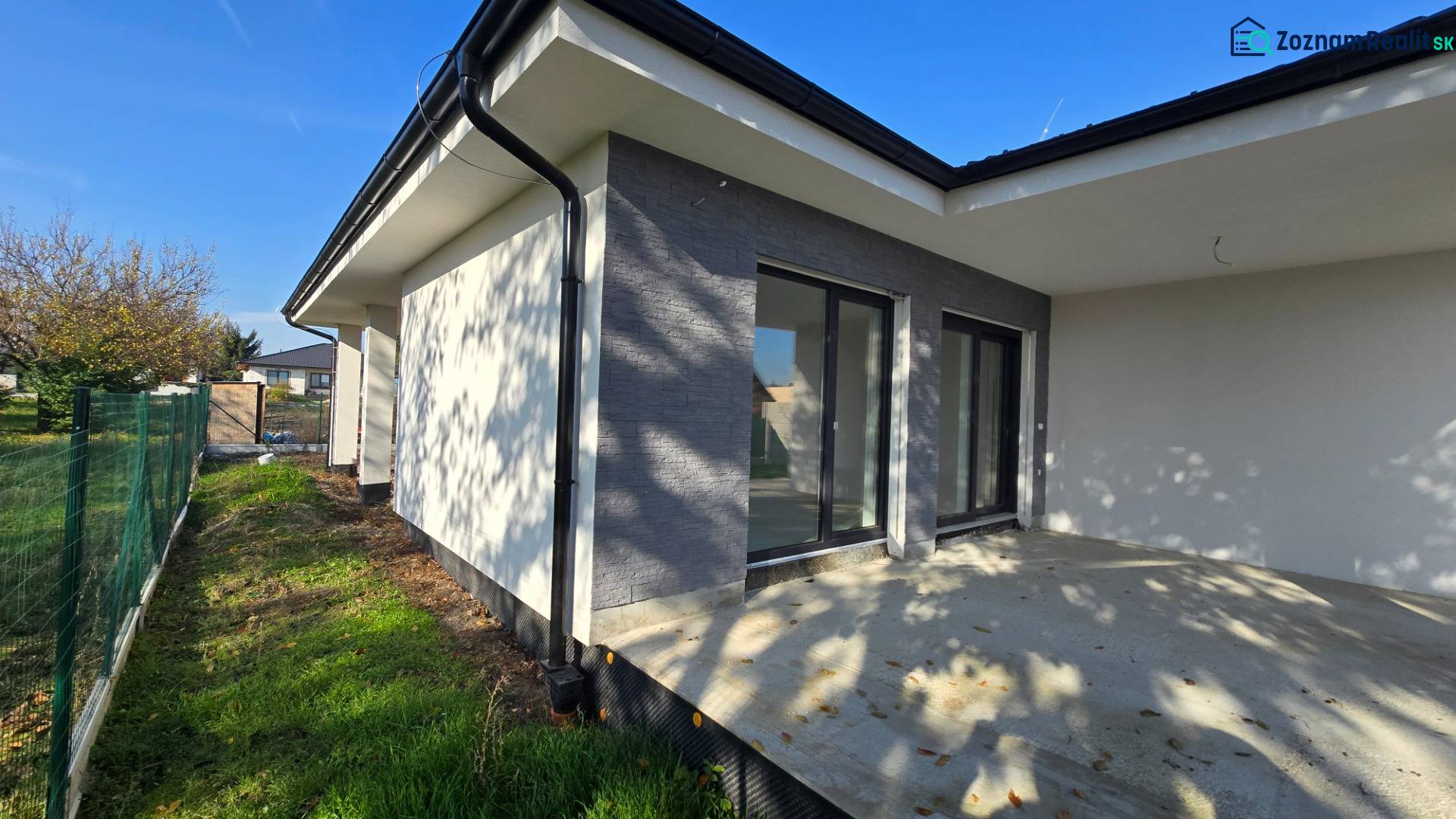 Ein Einfamilienhaus in Piešťany mit Terrasse und Garten, umgeben von einer grünen Hecke.