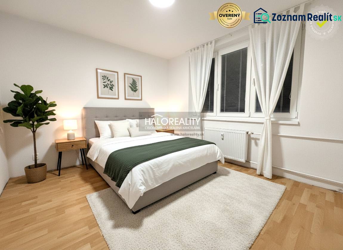 Helles Schlafzimmer in einer Zweizimmerwohnung mit Holzboden, Dekoration und großem Fenster.