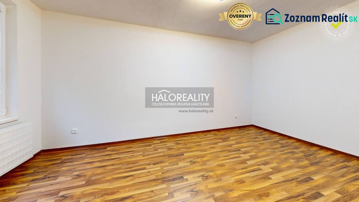 Ein Zimmer mit Holzboden, weiße Wände, leerer Raum, Einzimmerwohnung.