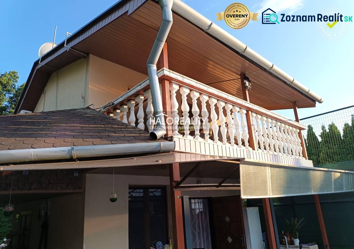 Eine Hütte in Byšta mit einer Terrasse und einer Holzbalkondekoration.