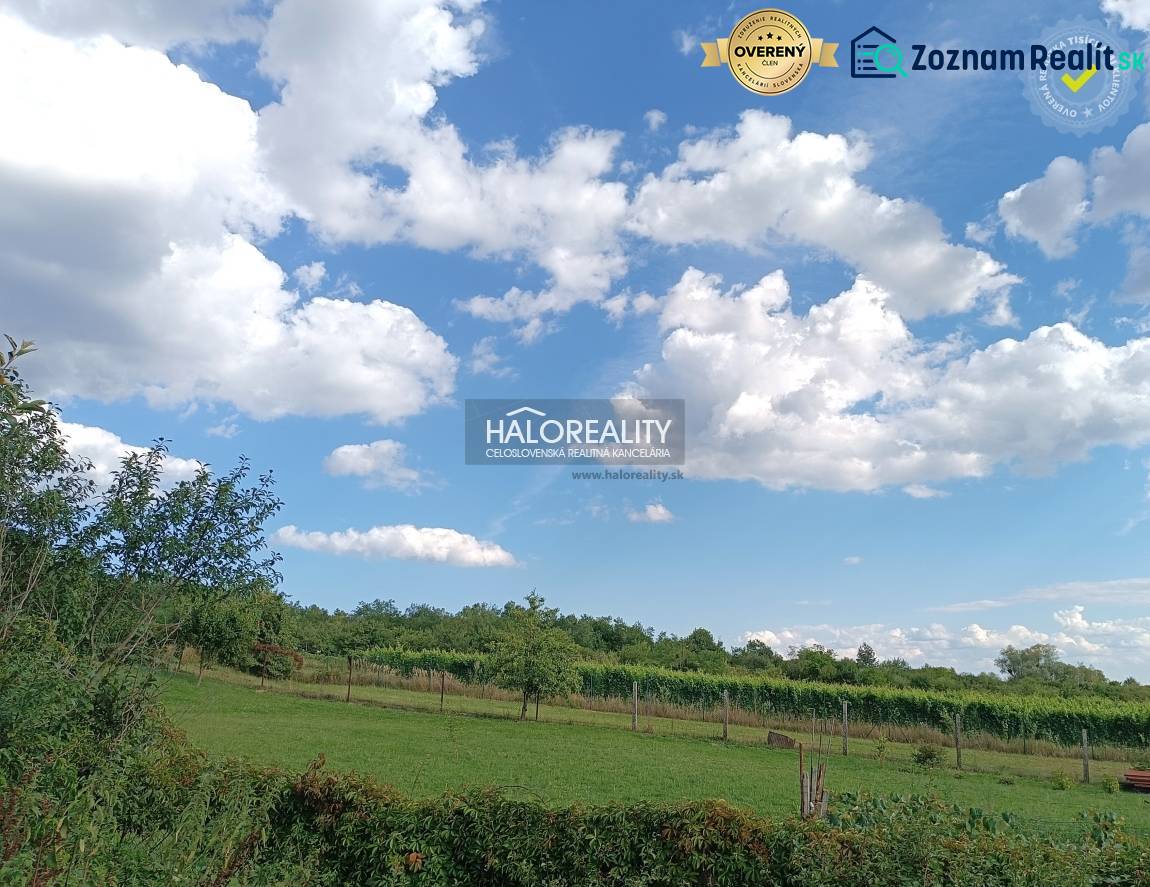 Grundstücke - Wohnen in Čerhov, grüne Wiesen und blauer Himmel mit Wolken.