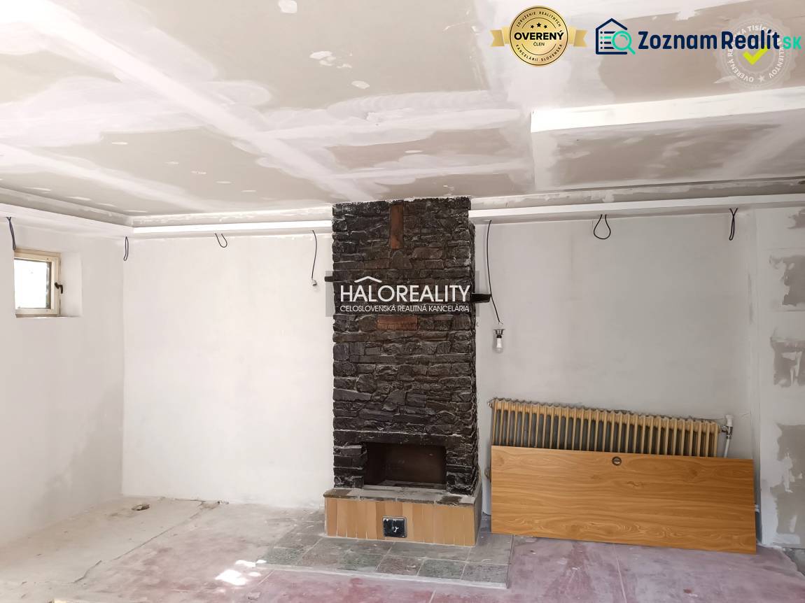 Ein Kamin mit Steinmuster im Inneren eines Einfamilienhauses.