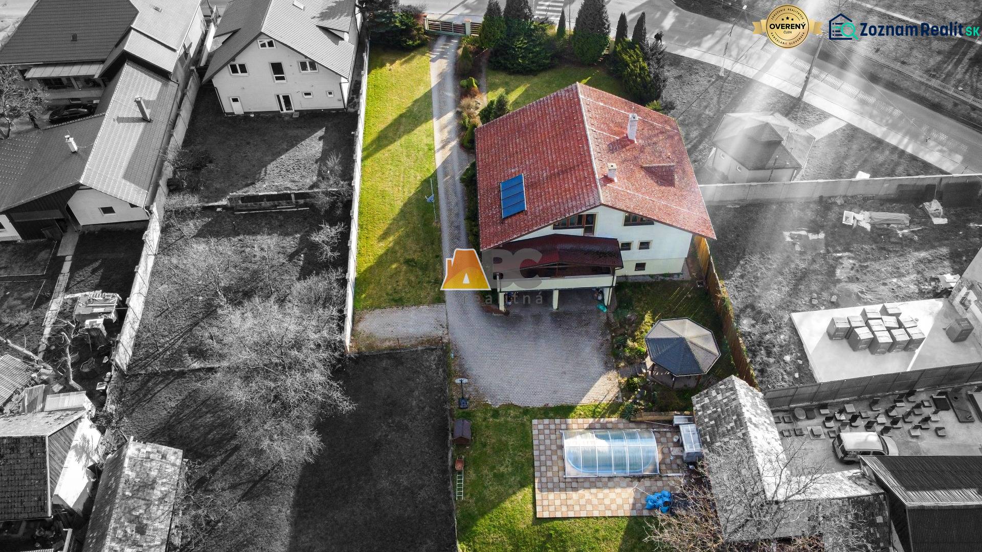 Luftaufnahme einer Villa in der Andrej Sládkovič-Straße in Žarnovica mit Hof und Pool.