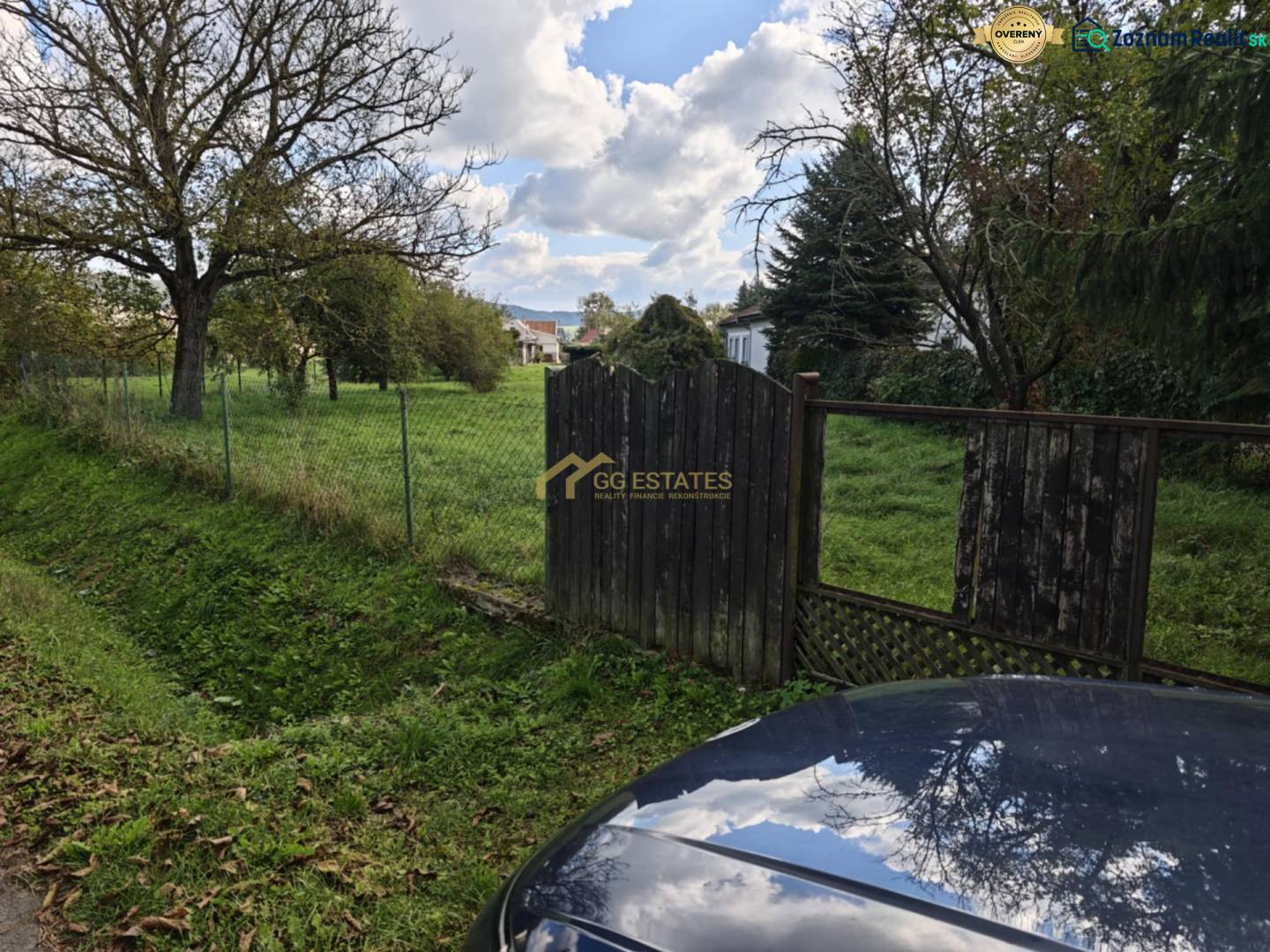 Grundstücke - Wohnen in der Straße Malá Domaša in Vranov nad Topľou, eingezäunte Grünfläche mit Bäumen.