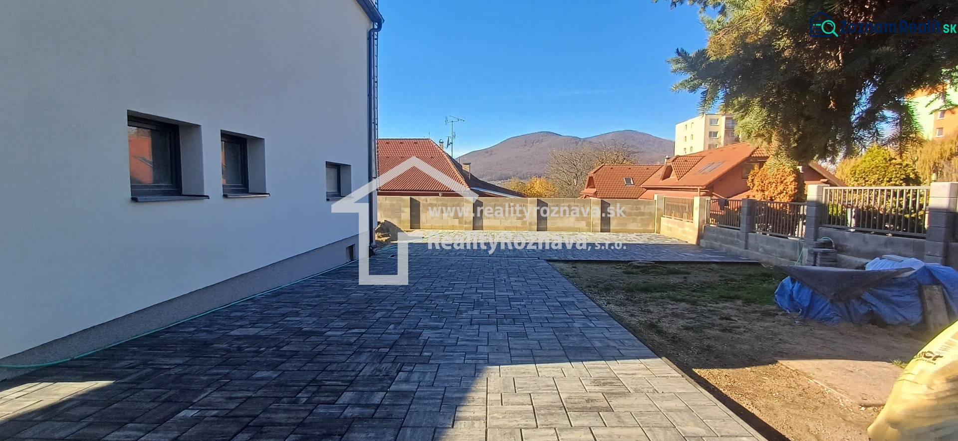 Einfamilienhaus in der Košická-Straße in Rožňava mit Terrasse und Blick auf die Berge.