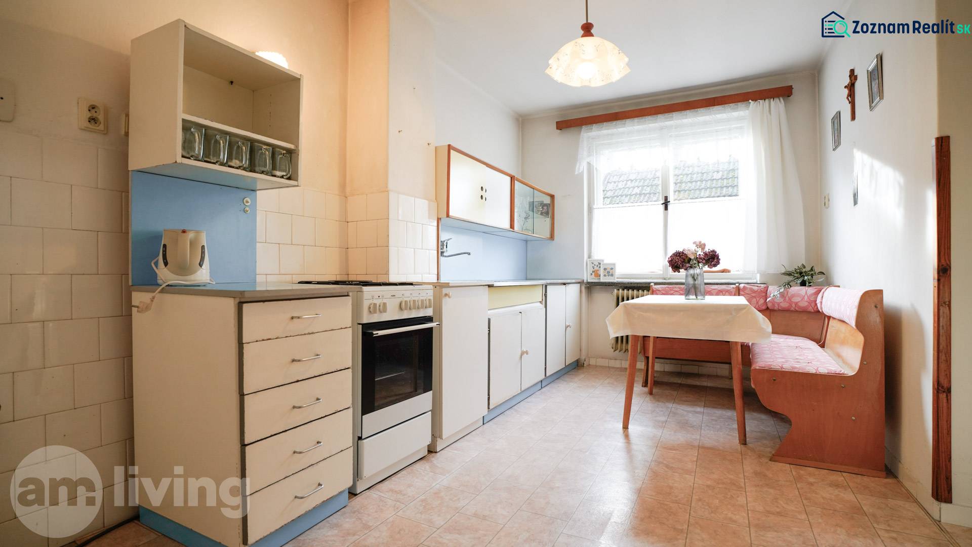 Eine Küche in einem Einfamilienhaus mit klassischer Ausstattung, einer Eckbank und einem Fenster.