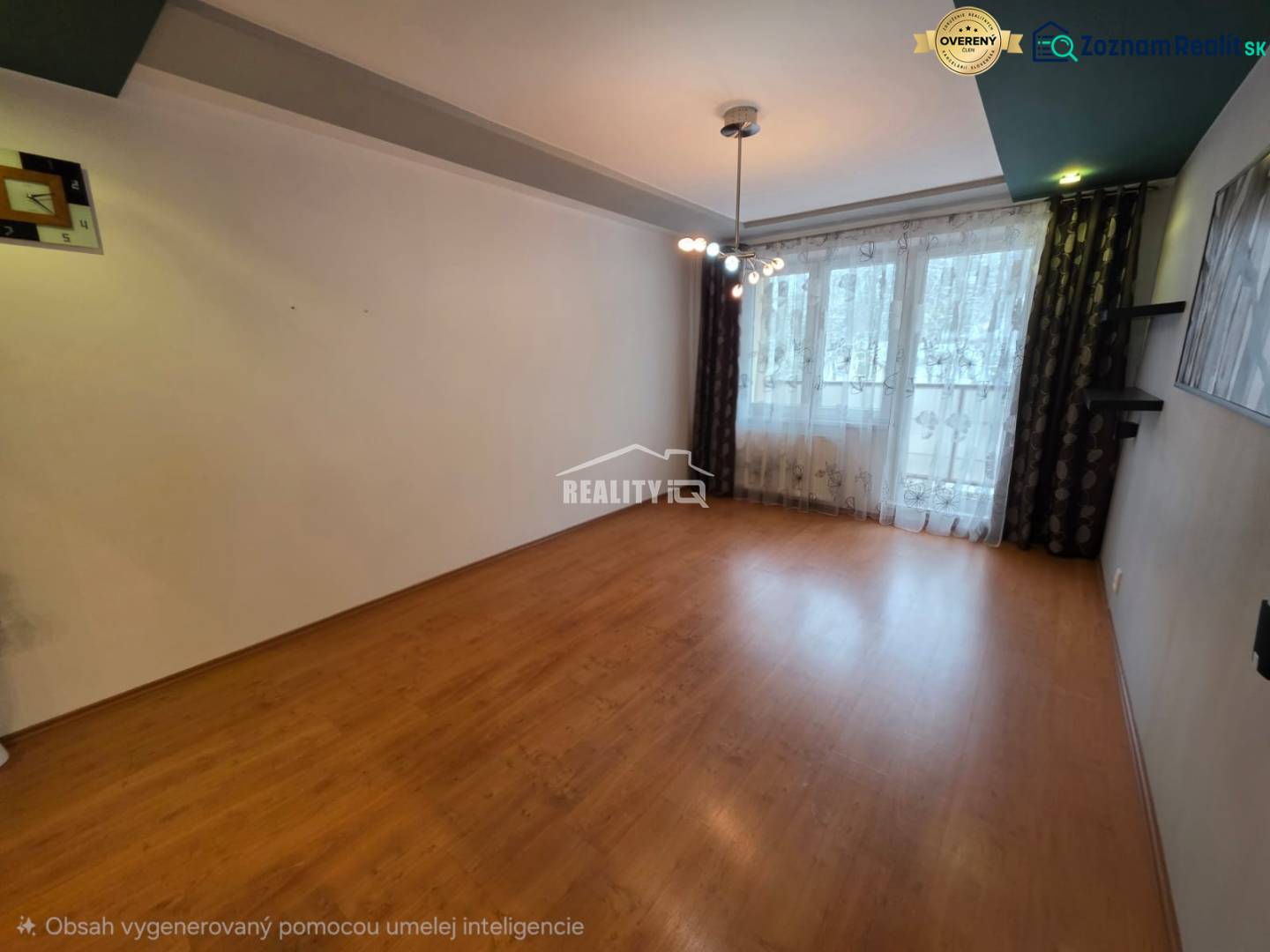 Wohnzimmer einer 4-Zimmer-Wohnung mit Holzboden und großem Fenster.