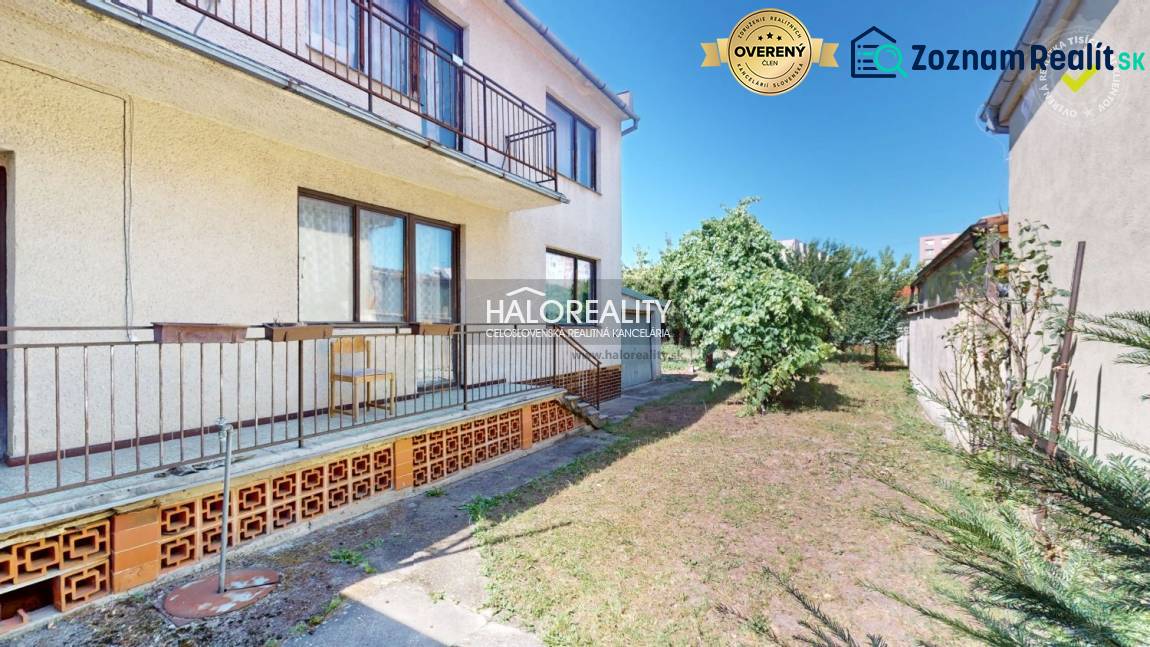 Ein Einfamilienhaus in Malacky mit einem geräumigen Garten, einer Terrasse und einem grünen Vorgarten.