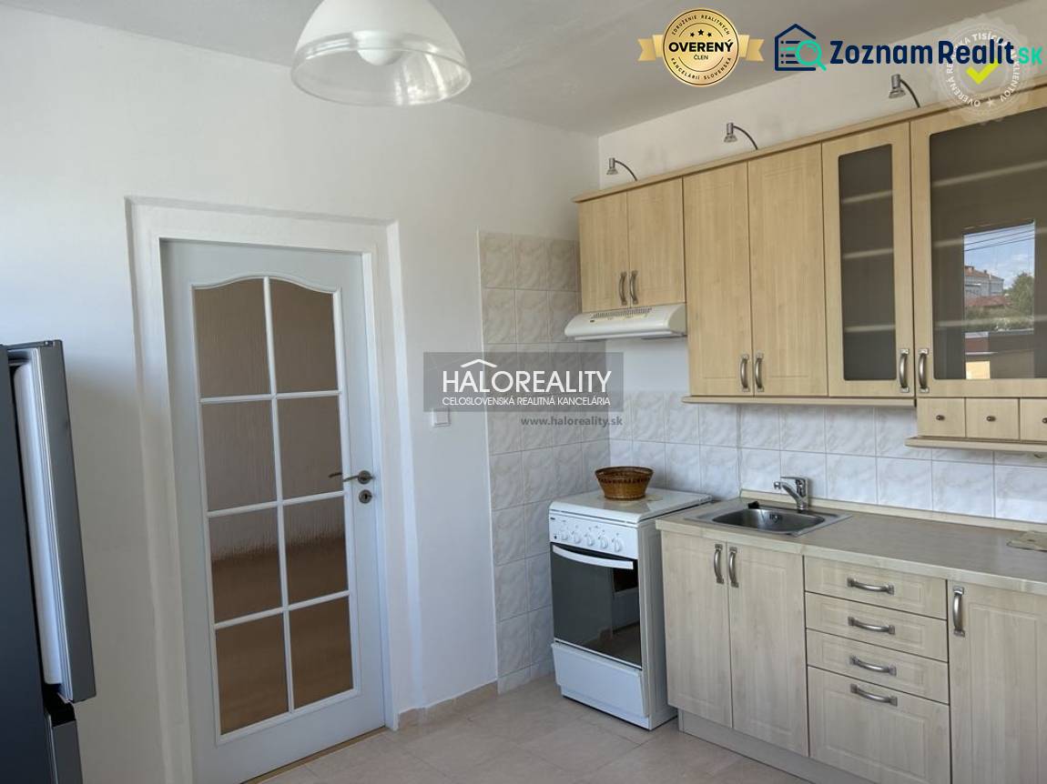 Küche mit Holzdekor, geflieste Wand, weißer Herd und weiße Türen.