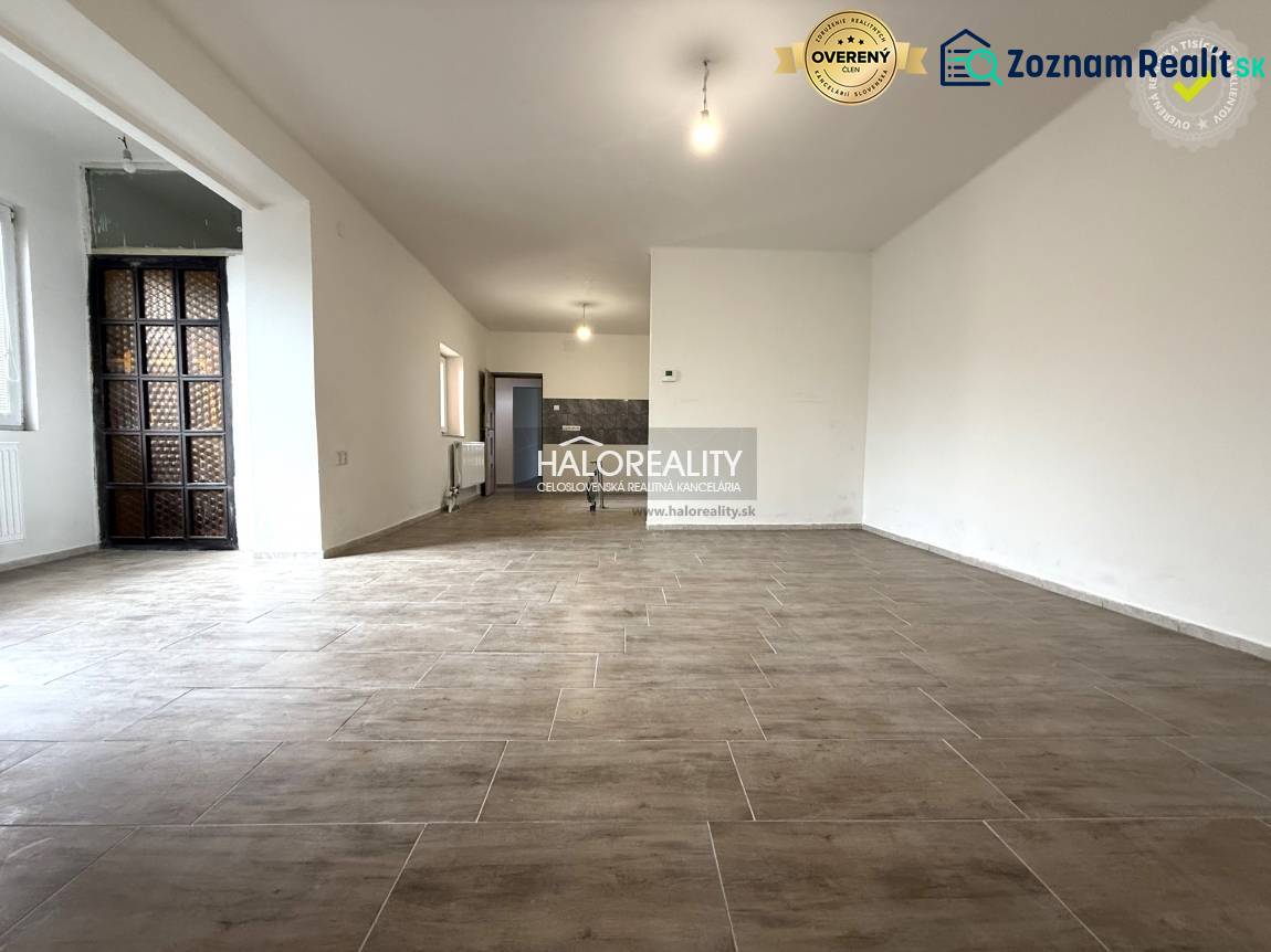 Geräumiges Interieur mit großen Fenstern und Holzboden-Dekor in einem Einfamilienhaus.