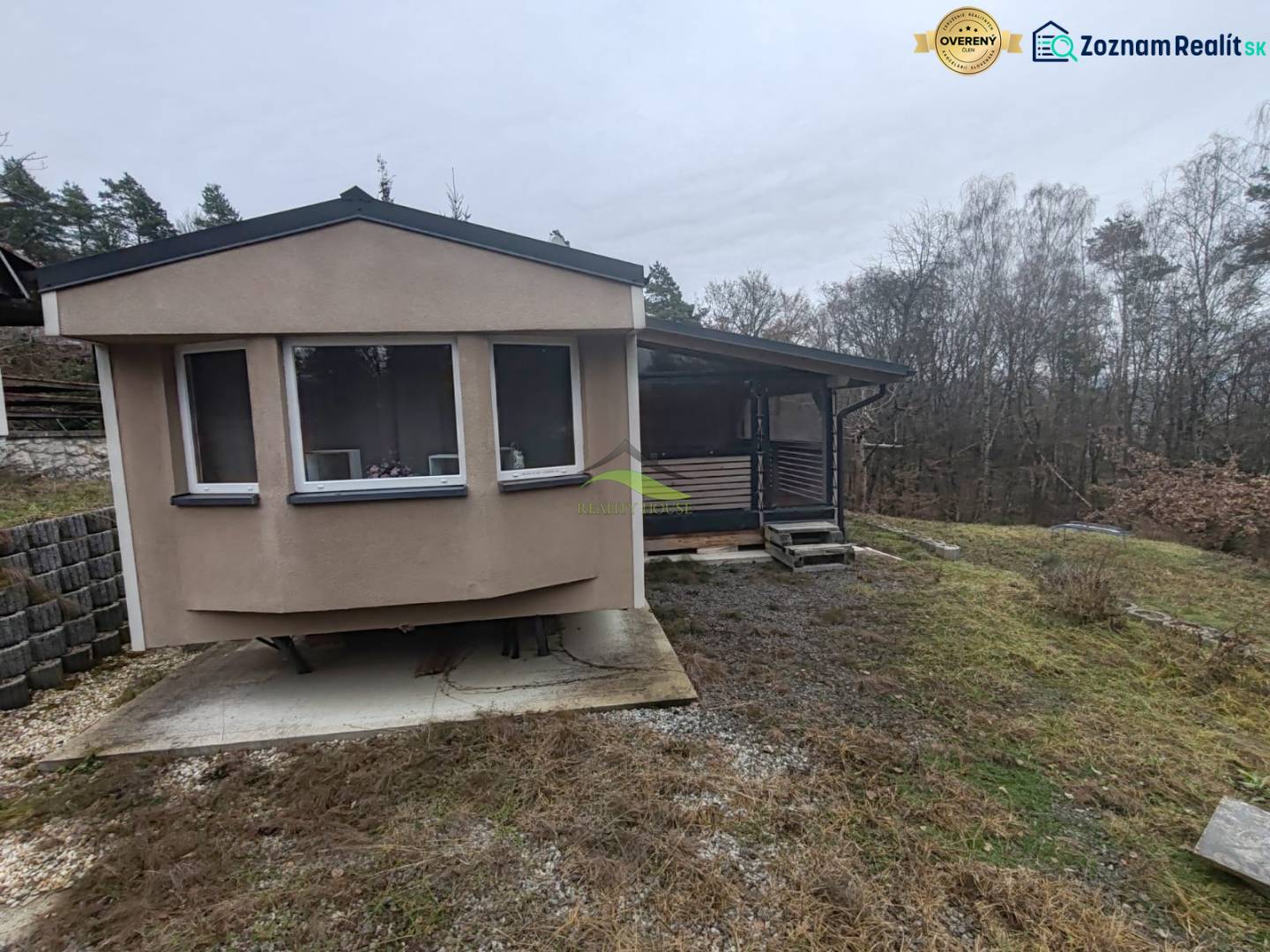 Das Haus an der Hauptstraße in Nová Kelča ist von Bäumen und leicht hügeligem Gelände umgeben.