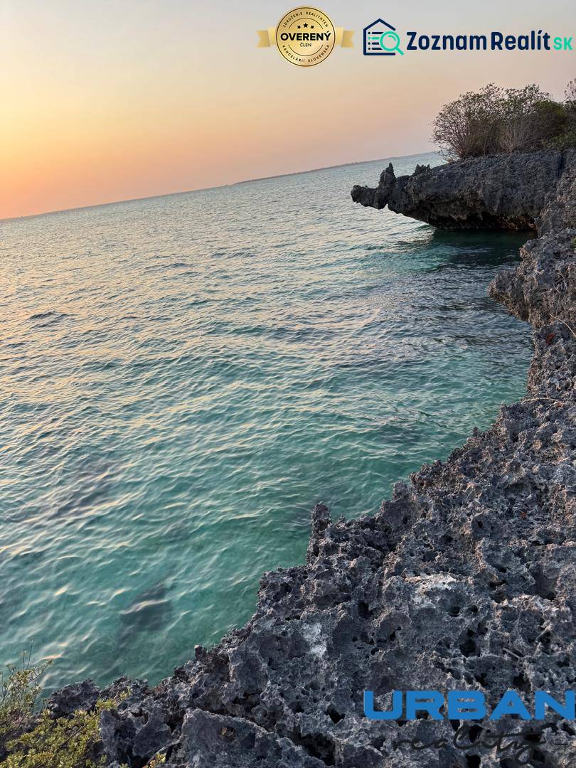 Küstenklippen und Sonnenuntergang über sanften Meereswellen in Kizimkazi, Grundstücke - Gewerbe.