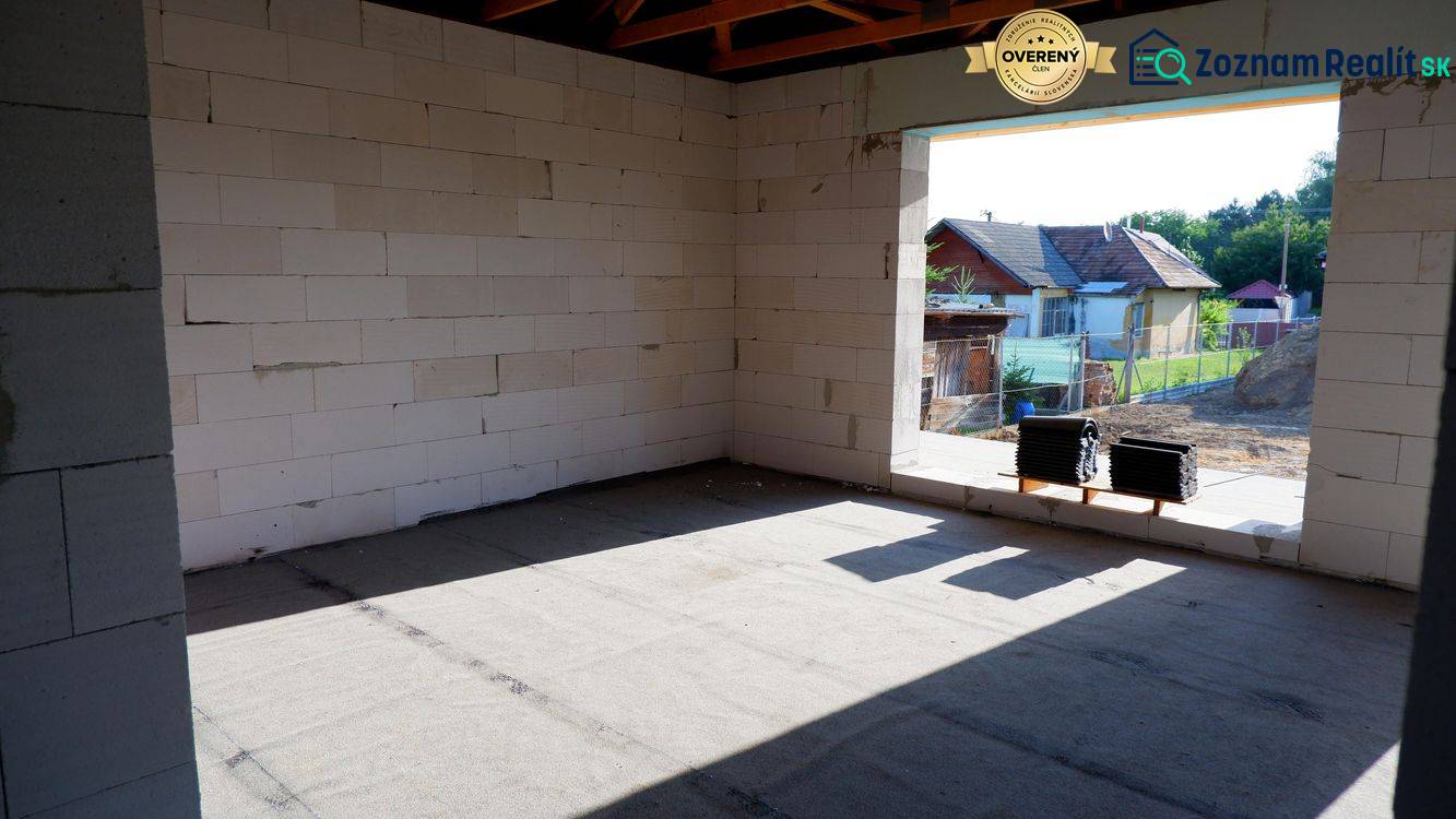 Der Bau eines Einfamilienhauses in Radava mit Blick auf unverputzte Wände und die umliegende Landschaft.