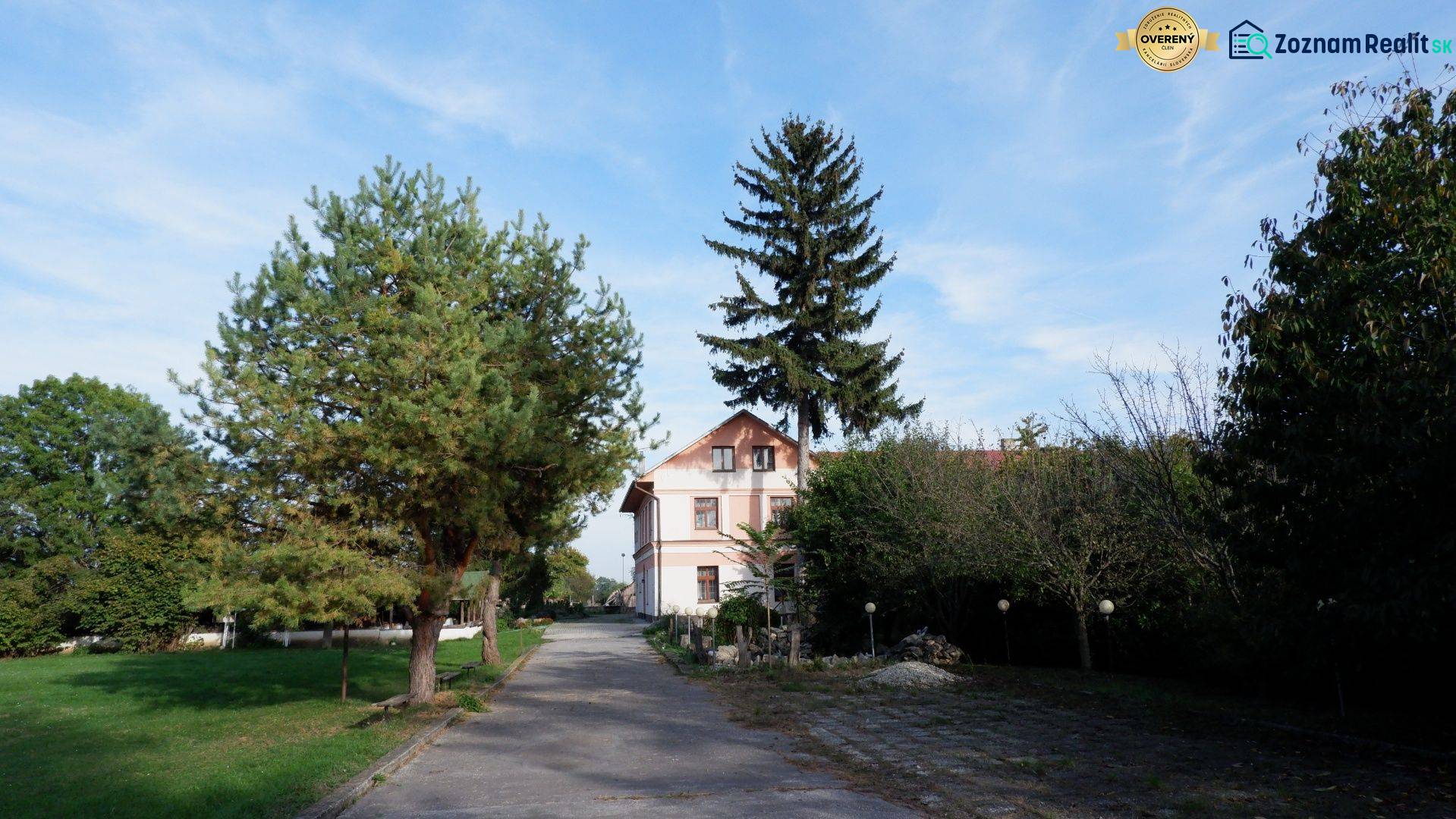 Der Weg führt zu einem Landhaus, umgeben von Grün in Poľný Kesov, Hotels und Pensionen.