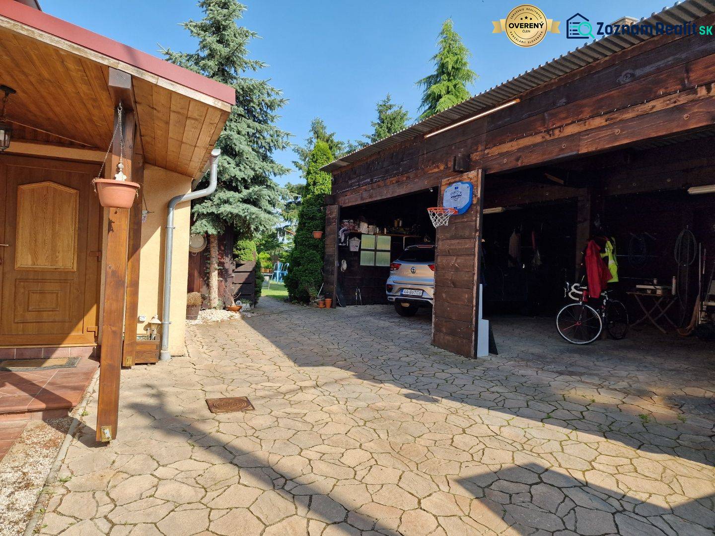 Einfamilienhaus in Dlhá nad Váhom mit Überdachung, Garage und gepflegtem Hof.