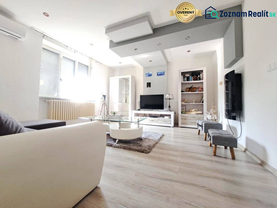 Wohnzimmer in einem Einfamilienhaus mit Holzboden und Sofa.