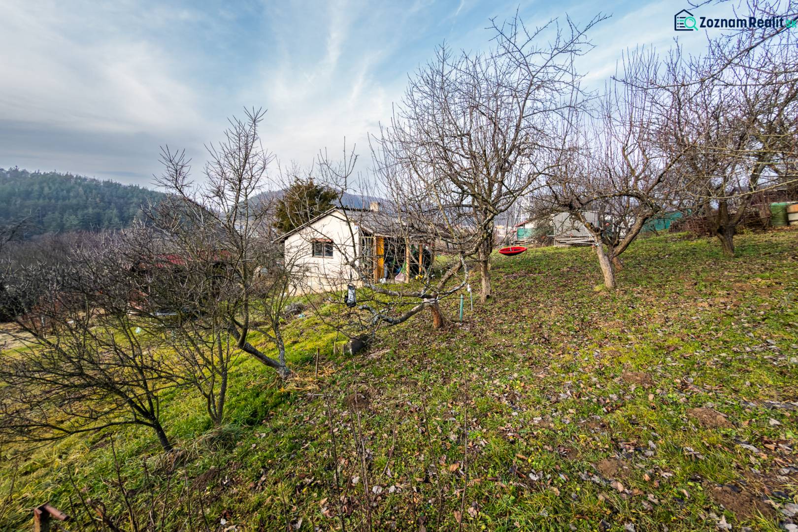 Eine Hütte zwischen Obstbäumen am Hang in der Umgebung von Prešov im Winter.