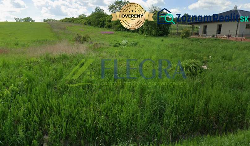 Baugrundstück in der Lomnická-Straße in Vranov nad Topľou, bewachsen mit Grünflächen.