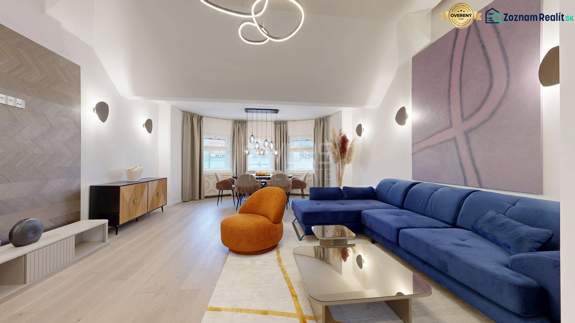 Ein stilvolles Wohnzimmer in einer 4-Zimmer-Wohnung mit Holzboden und komfortablen Sitzgelegenheiten.