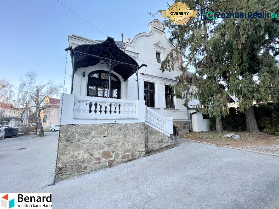 Das Gebäude in der Vajanského-Straße in Prešov mit einer Steinterrasse und Bäumen.