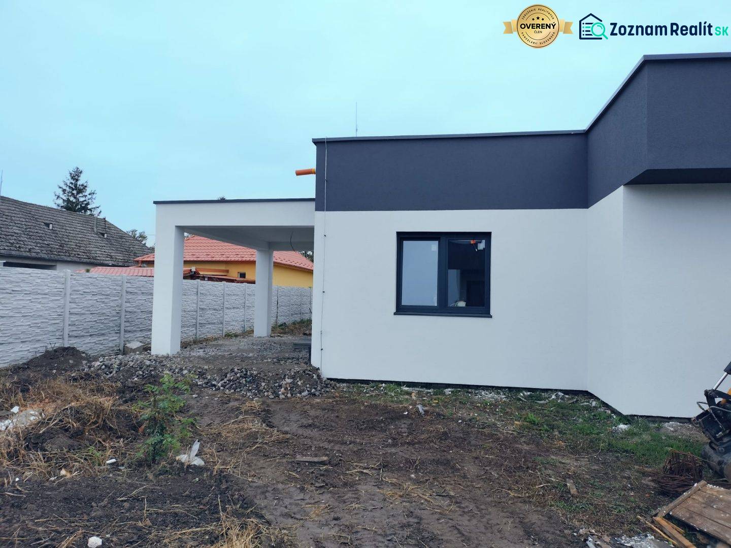 Ein Einfamilienhaus in Žihárec mit einer modernen Fassade und einer angrenzenden Pergola im Hof.