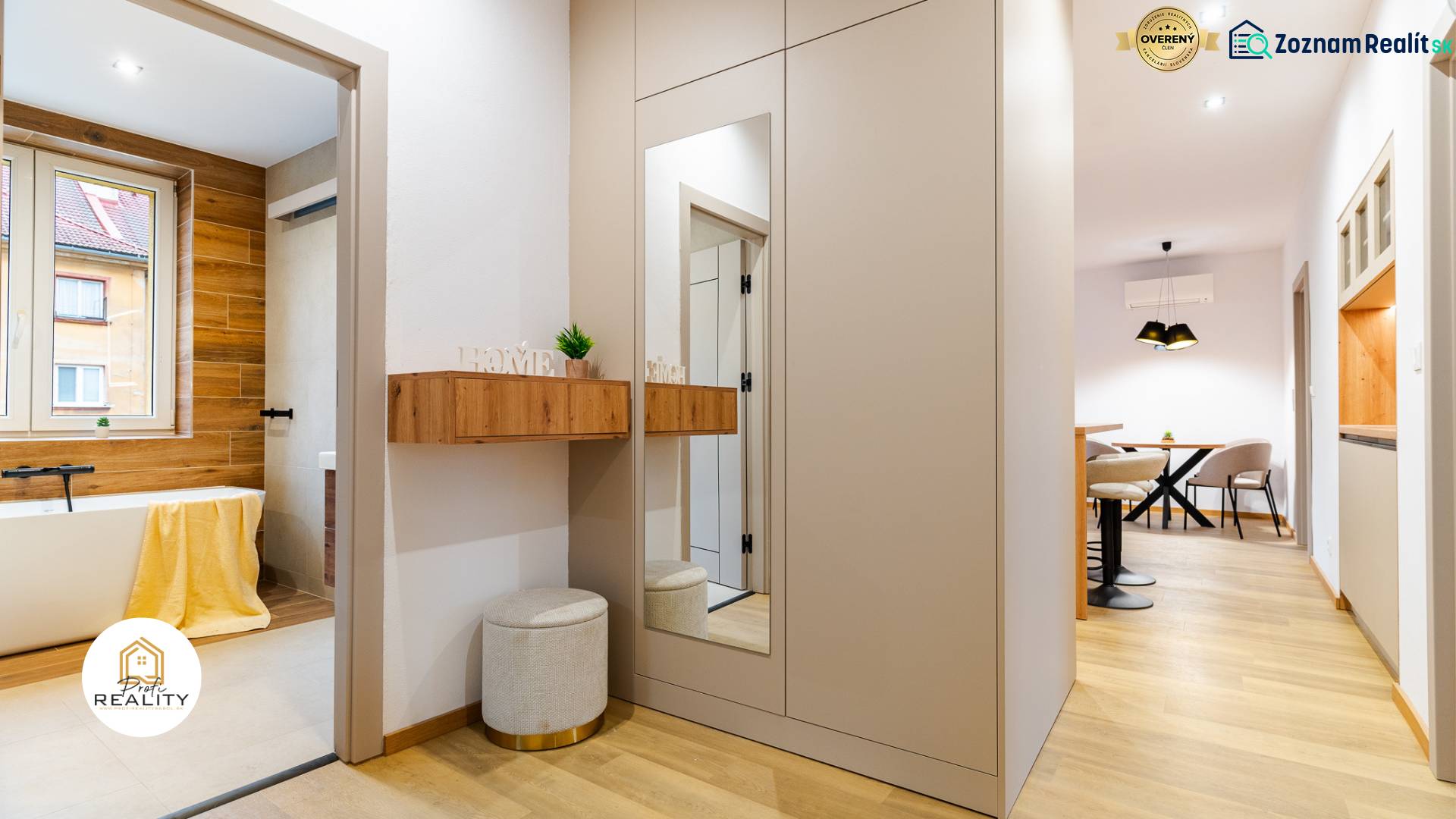 Innenraum einer 3-Zimmer-Wohnung mit Badezimmer und Küchenzeile, Boden mit Holzdekor.