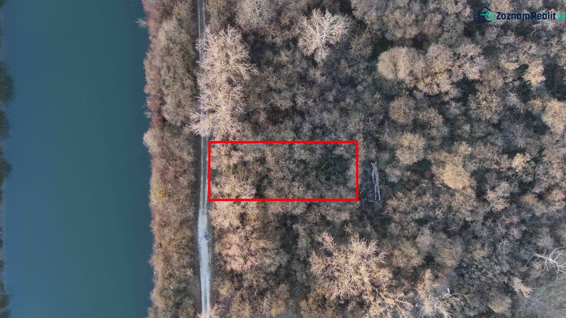 Luftaufnahme von Erholungsgrundstücken in Nová Ves nad Váhom, umgeben von Wald und Fluss.