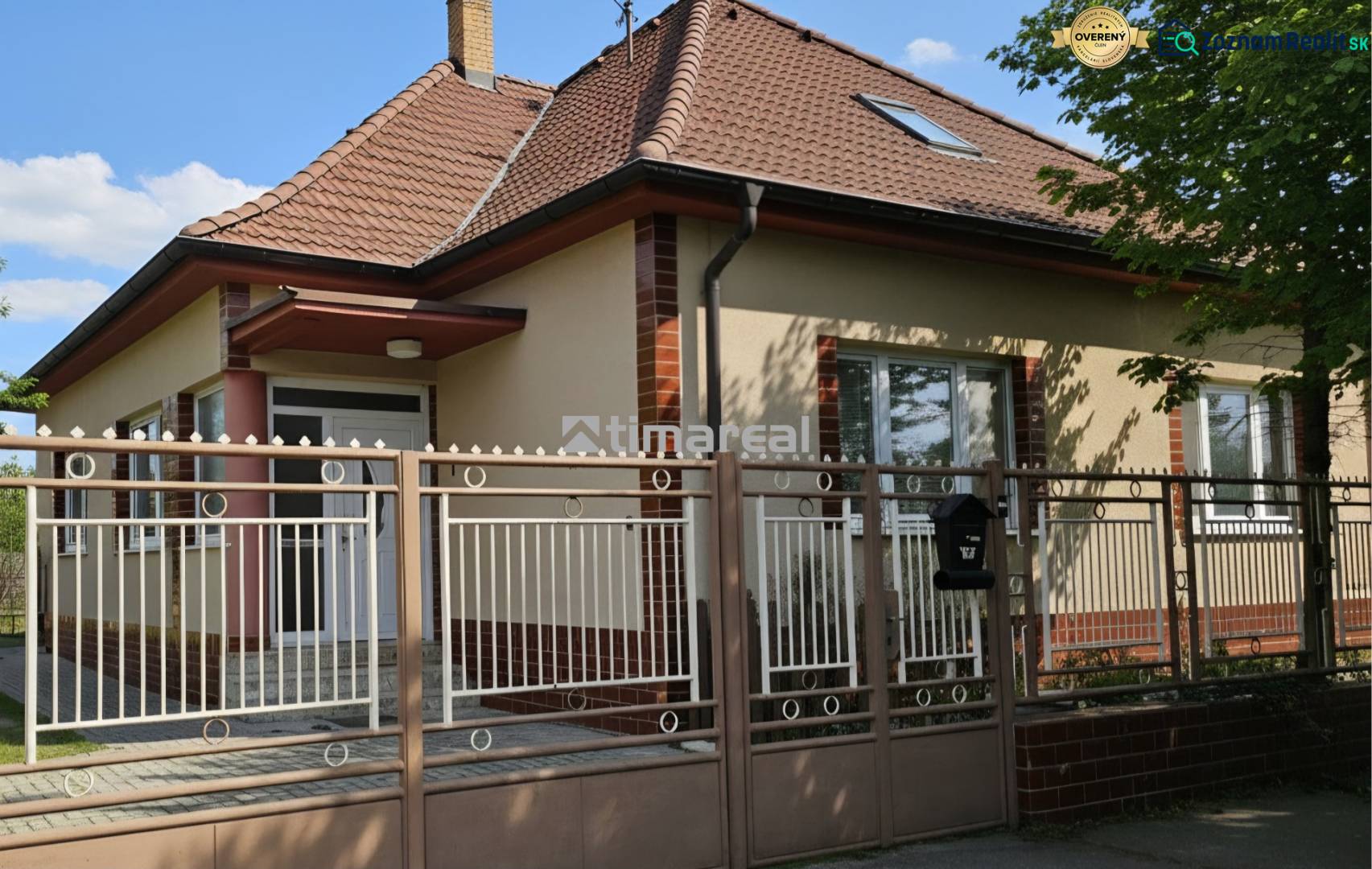 Ein Einfamilienhaus in Križovany nad Dudváhom mit einer gemauerten Mauer und einem Schrägdach.