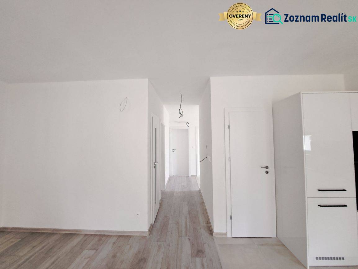 Helles Interieur eines Einfamilienhauses mit Holzboden und weißen Wänden.