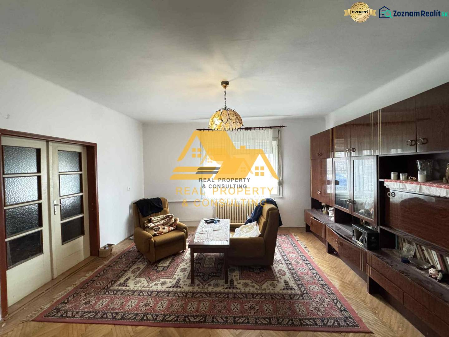 Wohnzimmer in einem Einfamilienhaus mit Holzboden und reichhaltiger Möblierung.