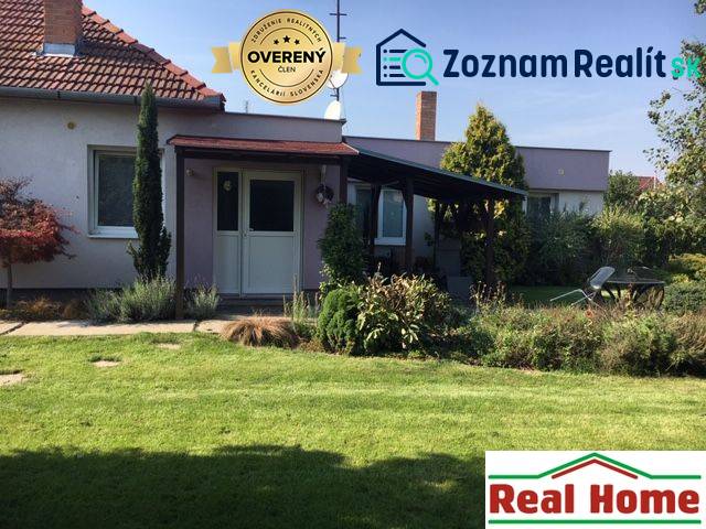 Einfamilienhaus in Čierna Voda mit gepflegtem Garten und überdachter Terrasse.